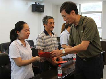 省總工會(huì)黨組書(shū)記、副主席陳震一行到順昌虹潤(rùn)精密儀器有限公司慰問(wèn)困難職工